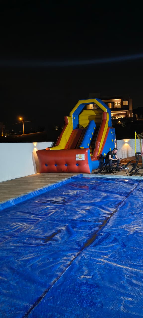 Brinquedo inflável em festa 3