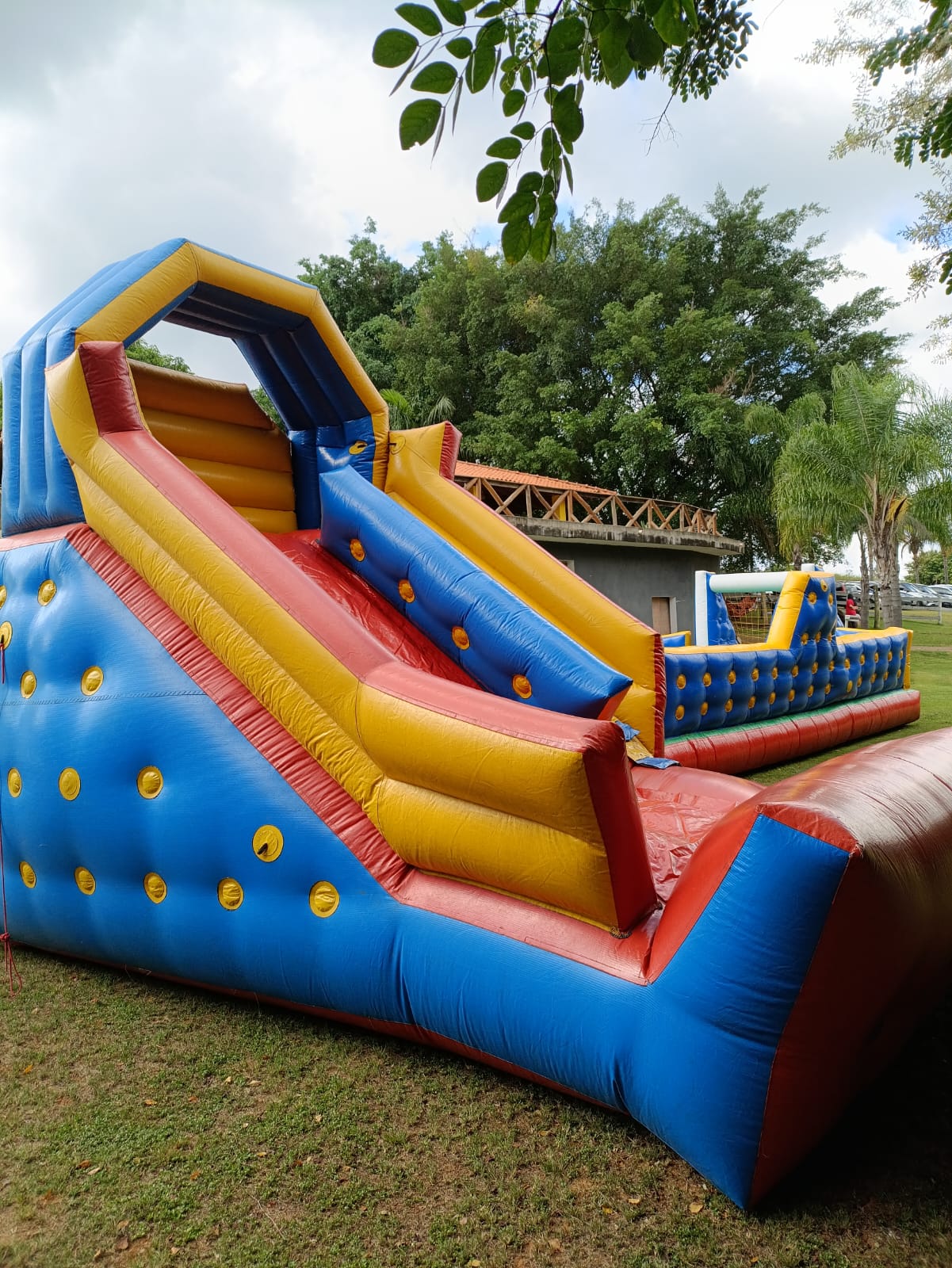 Tobogã inflável colorido montado em área de festa