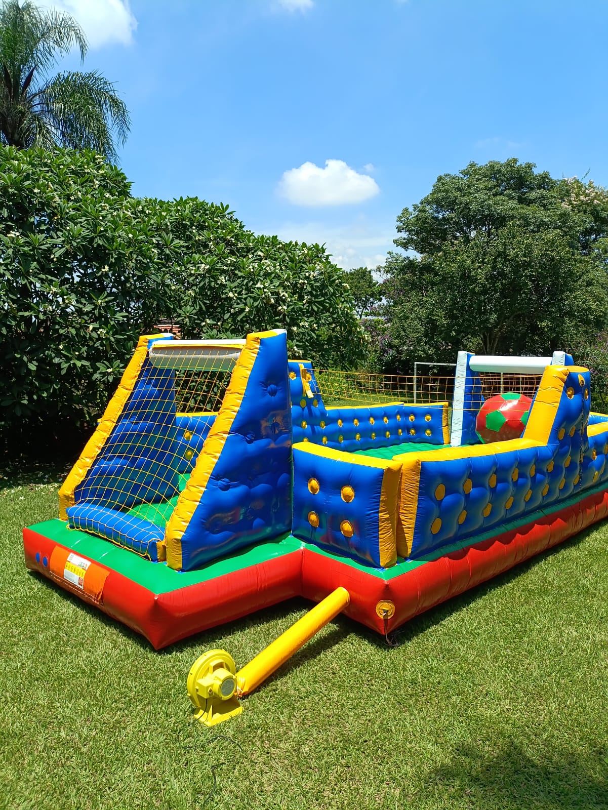 Brinquedo inflável em festa 6