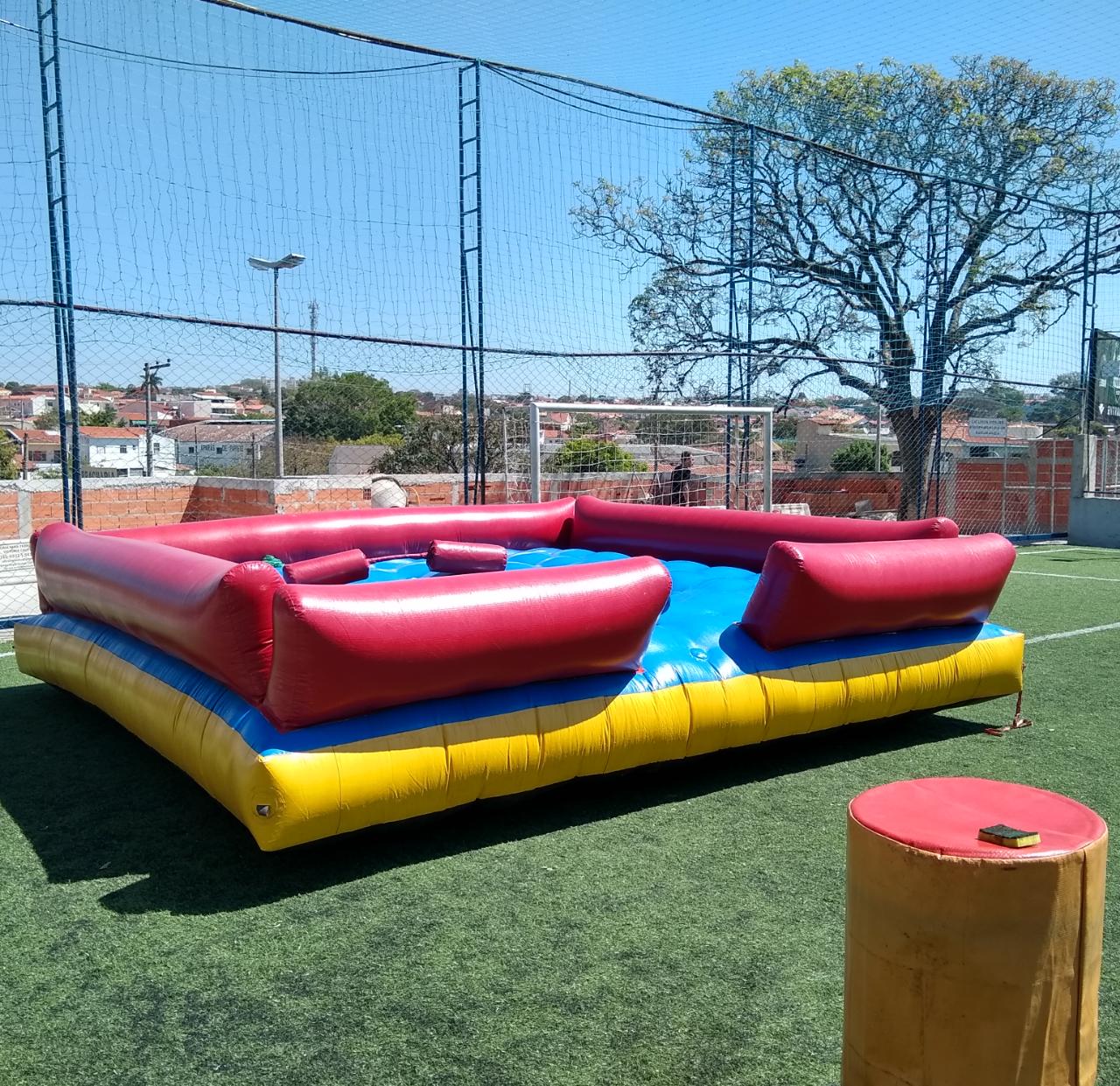 Brinquedo inflável em festa 5